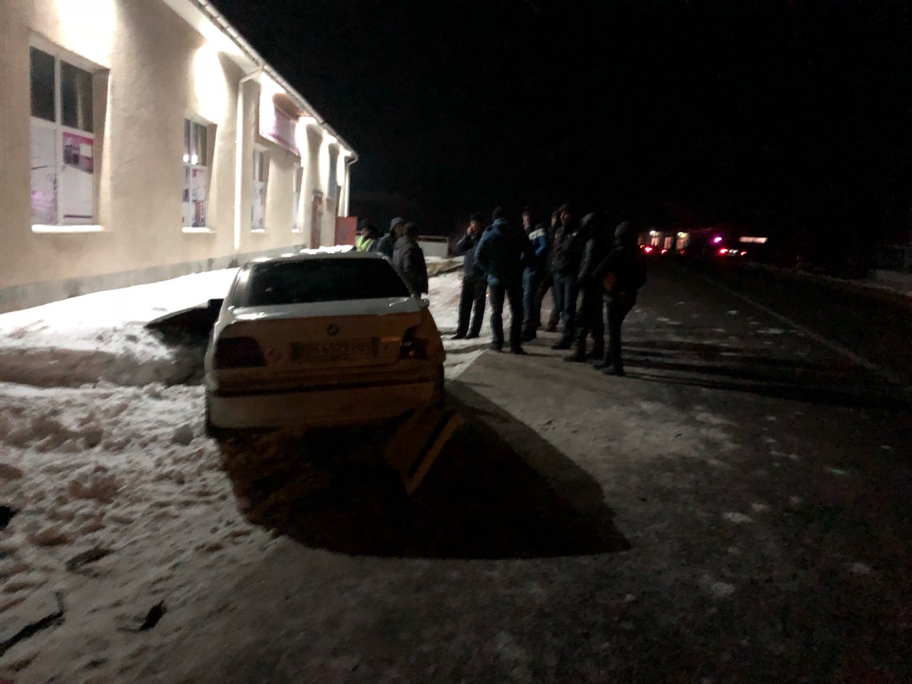 В Татарбунарах автомобиль BMW от столкновения со стеной спас снег.