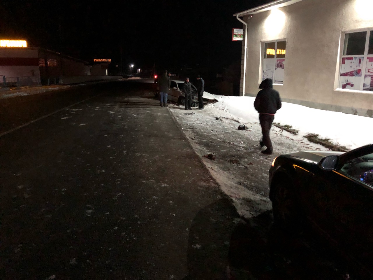 В Татарбунарах автомобиль BMW от столкновения со стеной спас сугроб снега