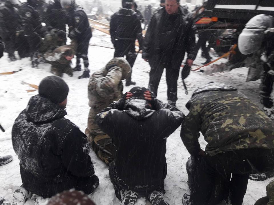 В Киеве под ВР жестко зачистили МихоМайдан. Задержаны более 100 человек, есть раненные
