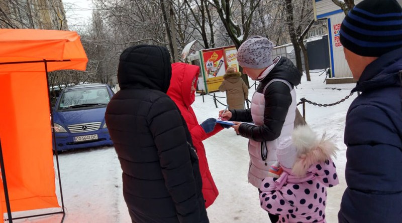 Одесские родители передали депутатам собранные подписи с требованием коррекции реформы образования