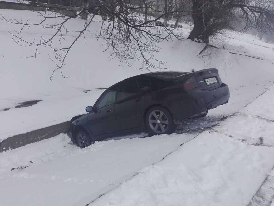 В Измаиле автомобиль Subaru слетел с заснеженной дороги в ливнесток