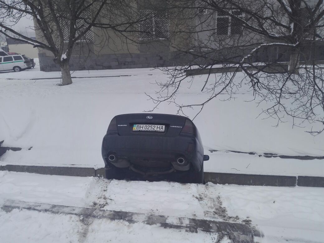 В Измаиле автомобиль Subaru слетел с заснеженной дороги в ливнесток.
