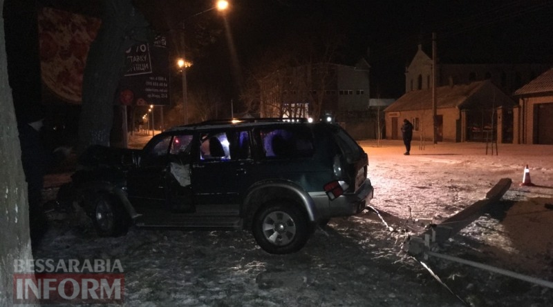 Ночное ДТП в Измаиле: водитель внедорожника не удержал автомобиль на скользкой дороге и снес электрический столб
