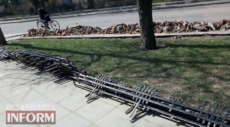 В Измаиле приступили к ремонту ограды в Покровском сквере