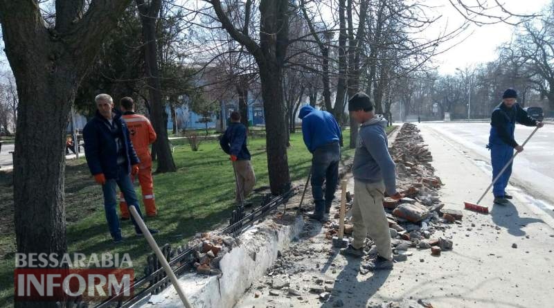 В Измаиле приступили к ремонту ограды в Покровском сквере