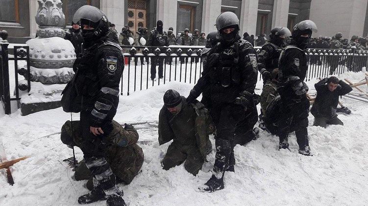 В Киеве под ВР жестко зачистили МихоМайдан. Задержаны более 100 человек, есть раненные