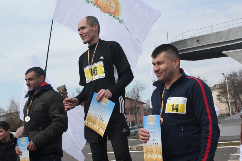 Мокрая гонка: День Кобзаря в Измаиле отметили массовым легкоатлетическим пробегом