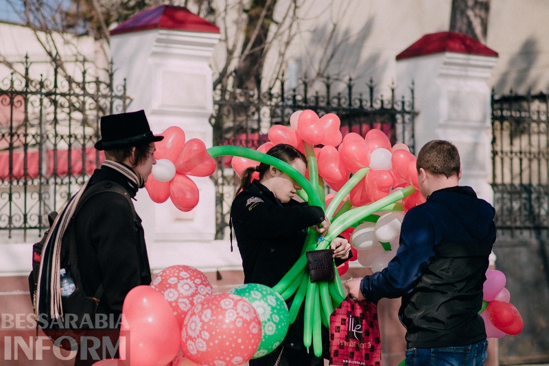 Парад тюльпанов и улыбок. Как измаильчане поздравляли измаильчанок с 8 Марта (фоторепортаж)