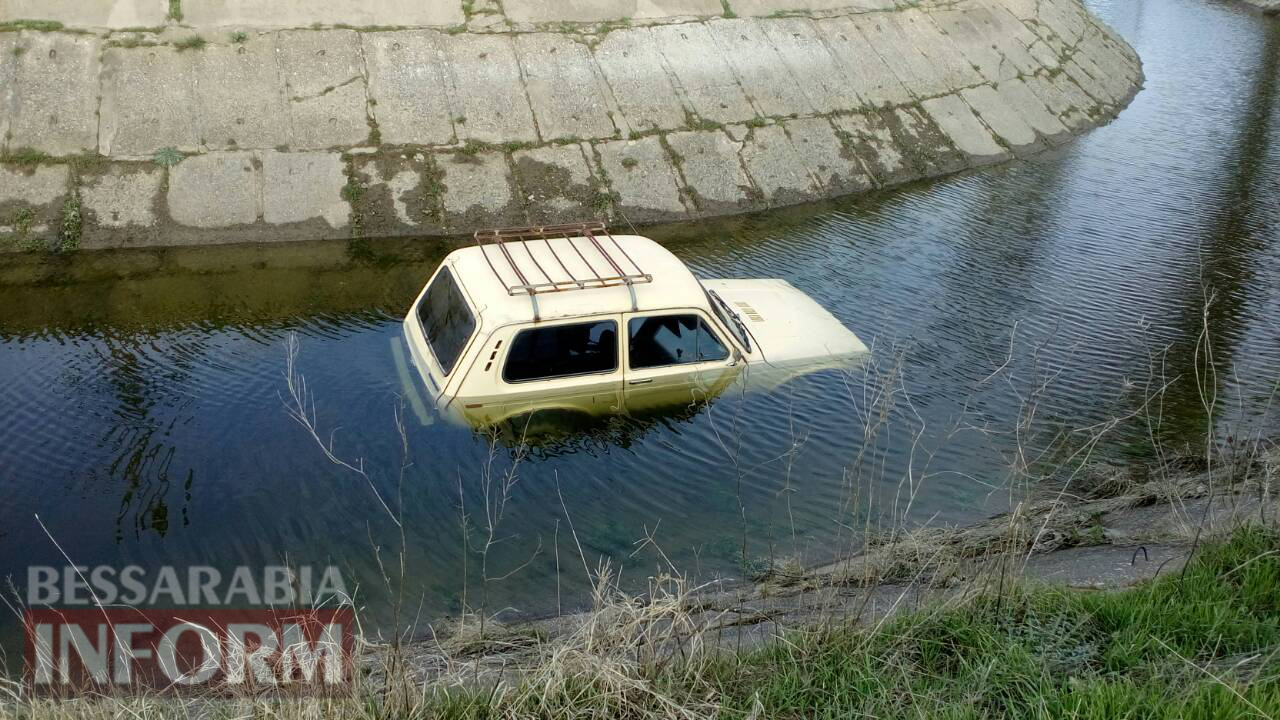 В Килийском районе, залетев на "Ниве" в оросительный канал, погиб водитель (фото 18+)