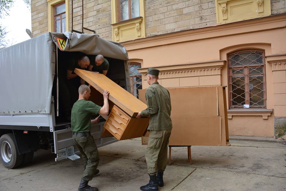 Украинское Дунайское пароходство передало измаильским нацгвардейцам кабинетную мебель