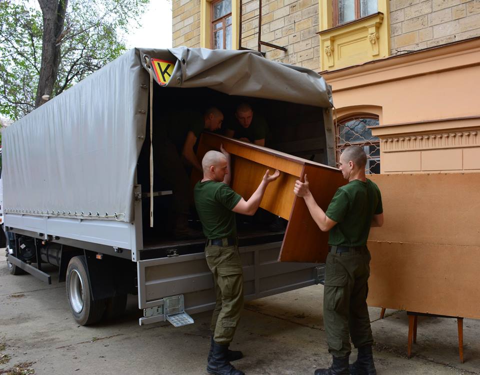 Украинское Дунайское пароходство передало измаильским нацгвардейцам кабинетную мебель