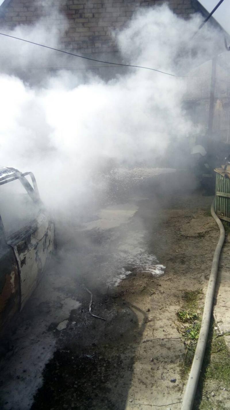В Измаиле во дворе частного дома загорелся легковой автомобиль