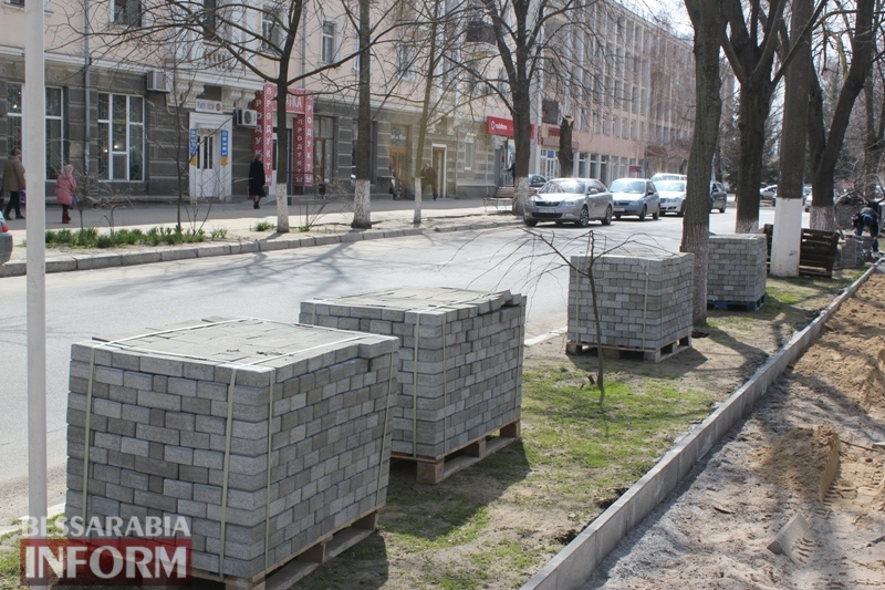 Фотофакт: в Измаиле открыли сезон укладки тротуарной плитки