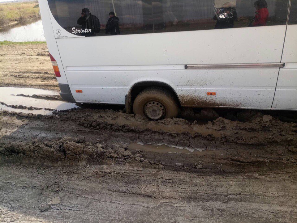 Пассажирам рейсового автобуса Килия-Измаил пришлось выталкивать его из болота