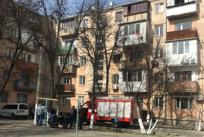 Жители многоэтажки в Измаиле вызвали полицию и спасателей из-за трупного запаха