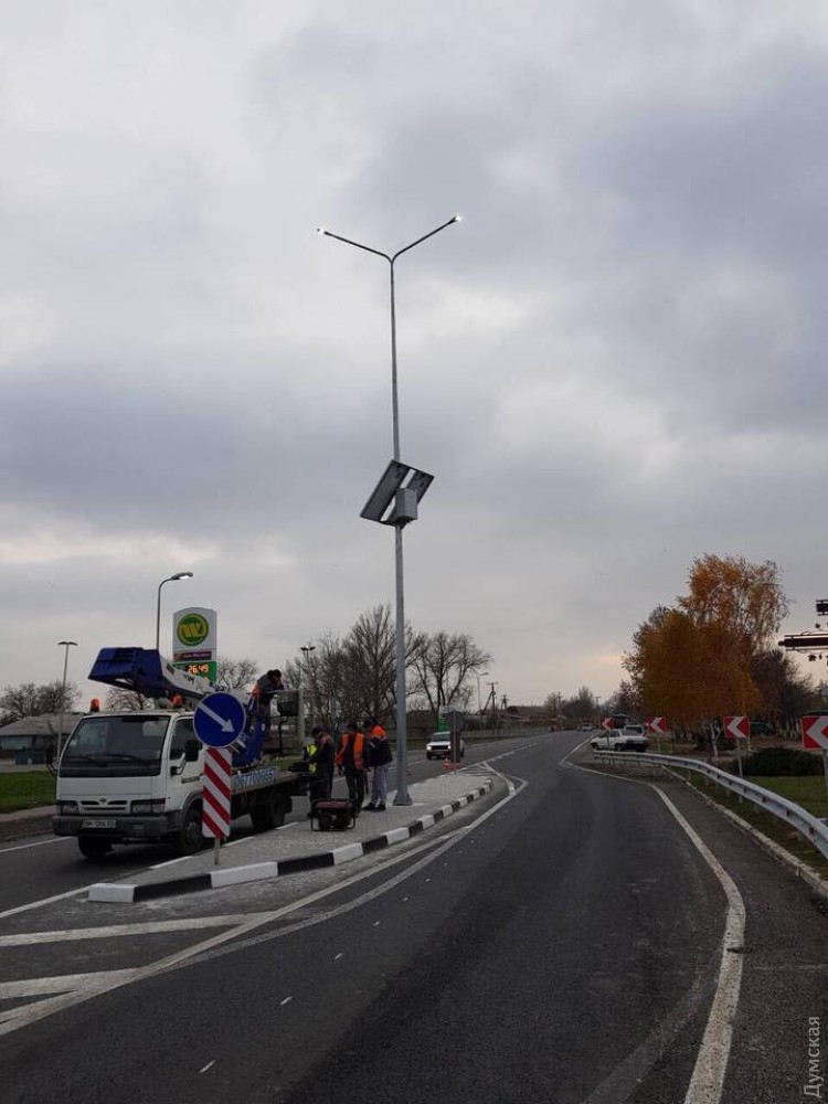 На отремонтированных автодорогах в Одесской области устанавливают "островки безопасности"