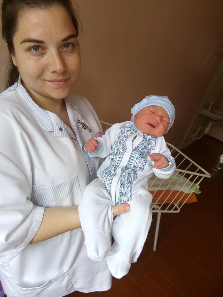 Сотрудники килийского роддома присоединились к Всеукраинской акции "Новорожденные в вышиванках" (фото)