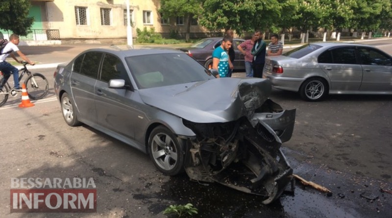 В Измаиле на проспекте Мира водитель разбил о дерево недавно купленное BMW