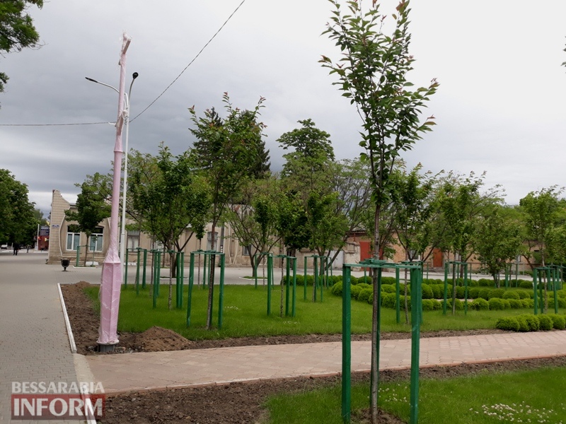 Гламурненько: в Измаиле в сакуровом саду установили оригинальные розовые фонарные столбы