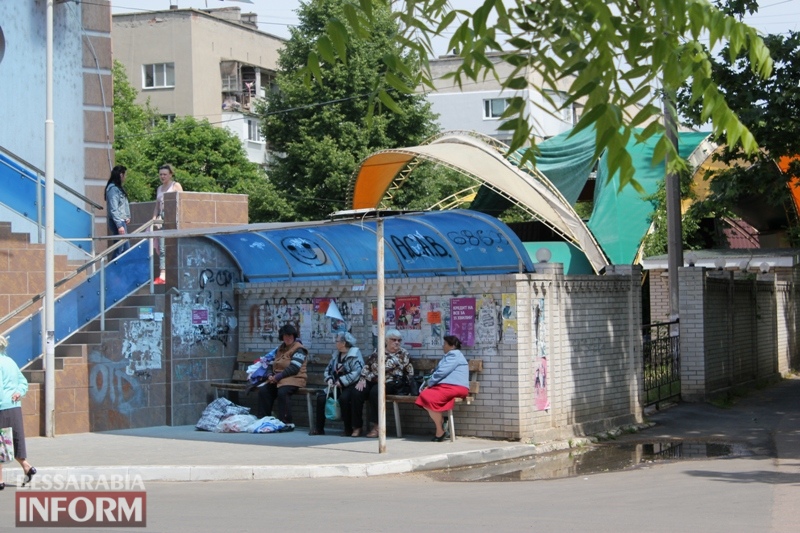В Измаиле оставшаяся без жилья женщина уже неделю ночует на лавочке возле Управления труда и соцзащиты