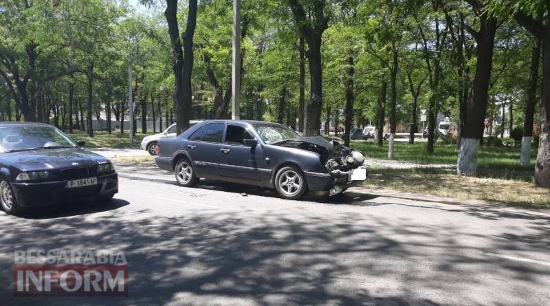 Очередное ДТП: в Измаиле "Mercedes-Benz" при столкновении развернул на 180 градусов "Toyota Land Cruiser"