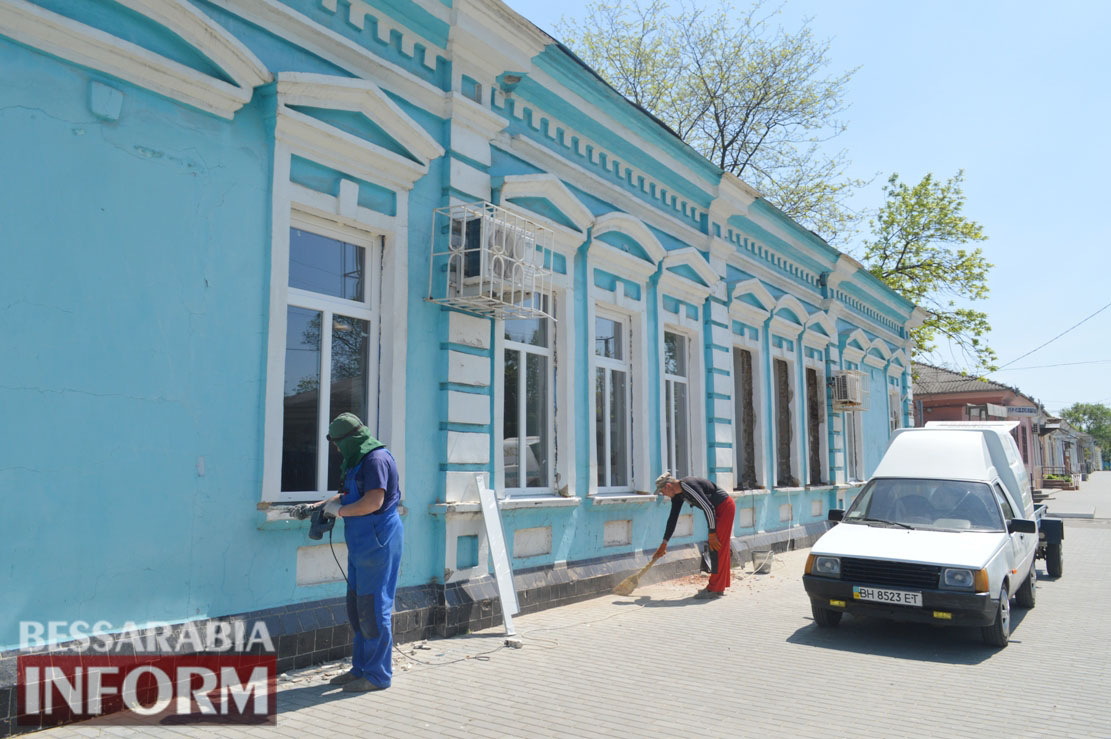 На реконструируемой улице Мира в Килии открываются фасады - началась реставрация здания поликлиники