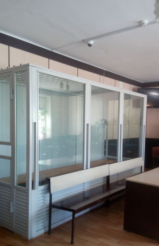 Без железных клеток: в залах заседаний Измаильского суда установили стеклянные кабинки для обвиняемых