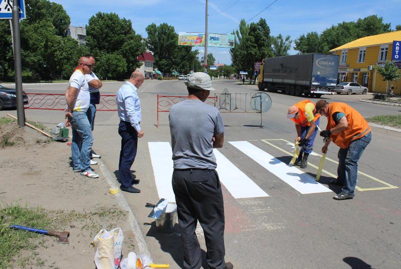В Аккермане наносят пластиковую разметку на пешеходных переходах