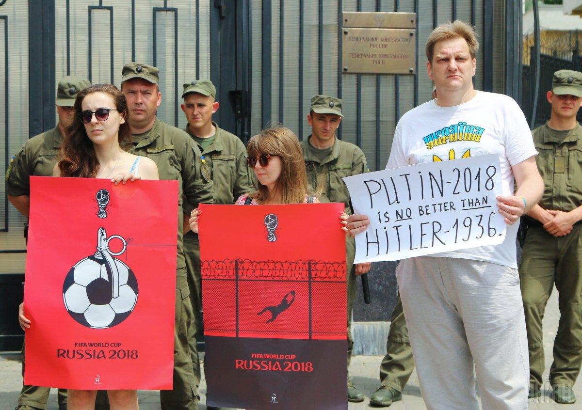 В Одессе генконсульство России закидали "кровавыми" мячами