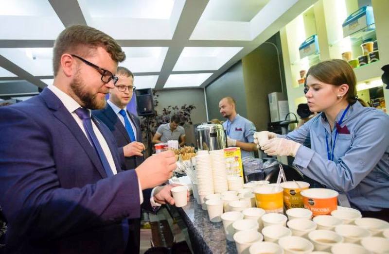"Укрзализныця" начнет кормить пассажиров сэндвичами по 42 гривны и пюре с мясом по 72