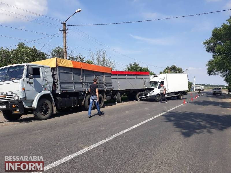 При въезде в Татарбунары грузовик на полной скорости въехал в прицеп припаркованного на обочине КАМАЗа