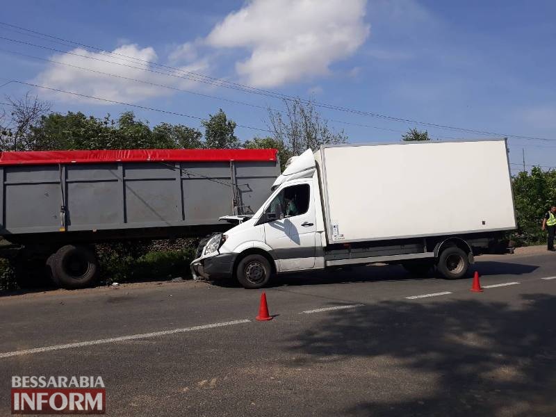 При въезде в Татарбунары грузовик на полной скорости въехал в прицеп припаркованного на обочине КАМАЗа