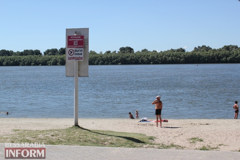 В Измаиле отдыхающие на стихийном пляже массово нарушают запрет на купание в Дунае