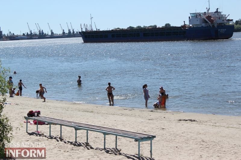 В Измаиле отдыхающие на стихийном пляже массово нарушают запрет на купание в Дунае
