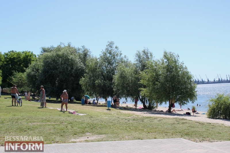 В Измаиле на стихийном пляже массово нарушают запрет на купание в Дунае.