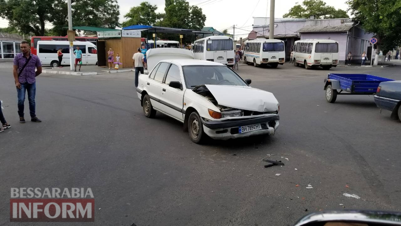 ДТП с выездом на тротуар: в Измаиле у автостанции столкнулись Mitsubishi и Lada
