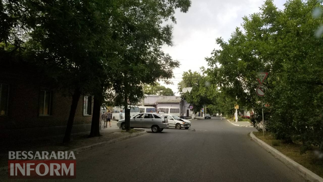 ДТП с выездом на тротуар: в Измаиле у автостанции столкнулись Mitsubishi и Lada