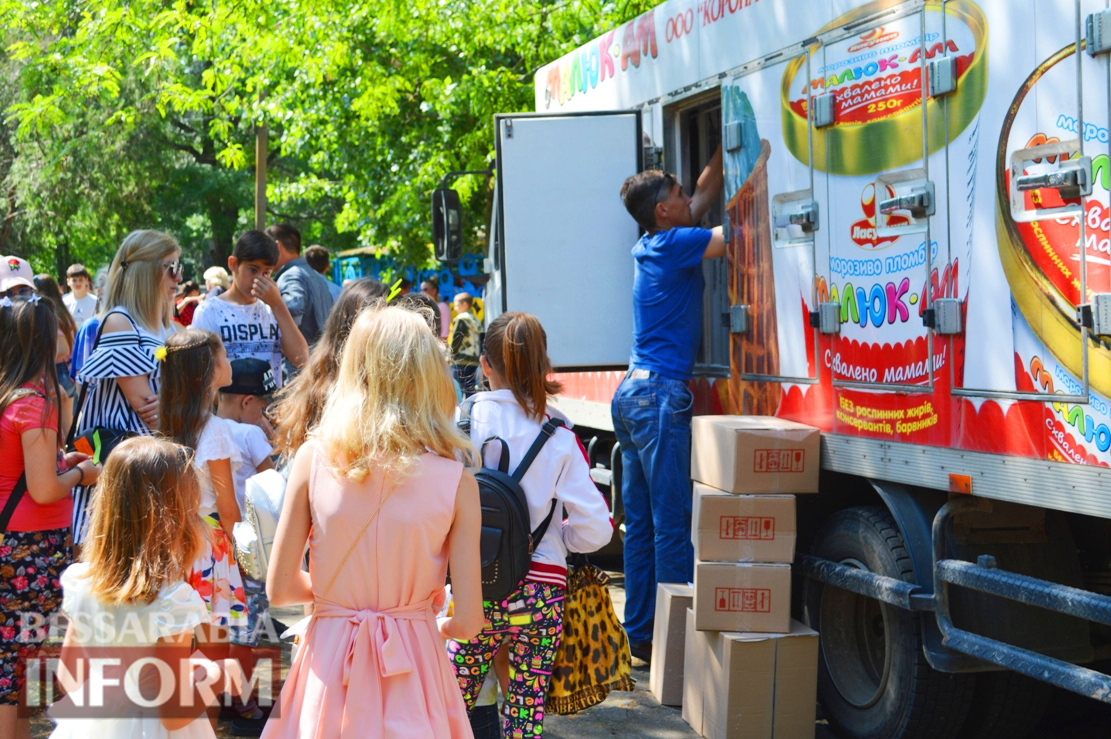 Детский день в Килии: песни, пляски, рисунки на асфальте и фургон бесплатного мороженого (фоторепортаж)
