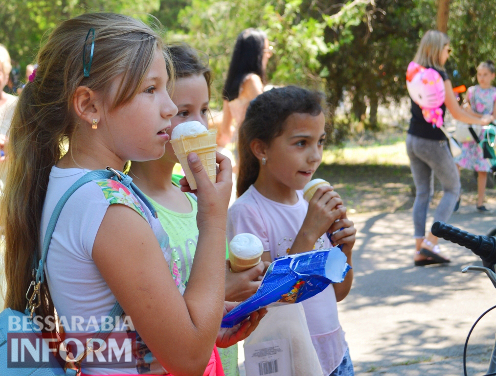 Детский день в Килии: песни, пляски, рисунки на асфальте и фургон бесплатного мороженого (фоторепортаж)