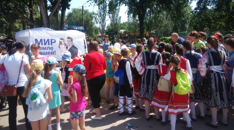 Маленьким жителям Татарбунар подарили яркий праздник, мороженое и подарки