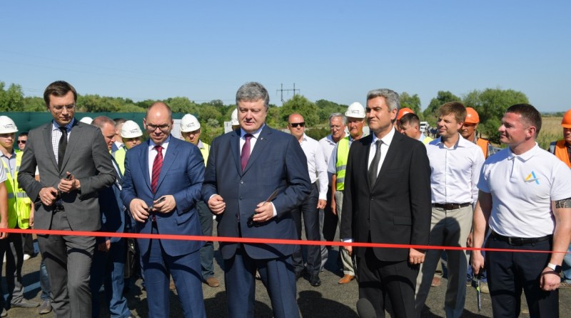 Порошенко открыл мост в Паланке и рассказал о перспективах дальнейшего ремонта трассы Одесса-Рены.