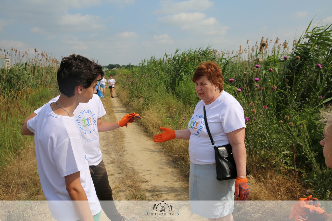 В Измаиле волонтеры провели уборку на Лебяжьем озере