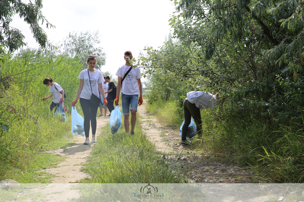 В Измаиле волонтеры провели уборку на Лебяжьем озере