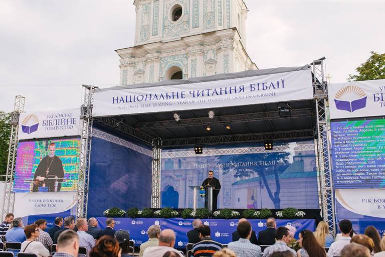 77 часов без остановки: в Киеве установили рекорд Украины по чтению Библии