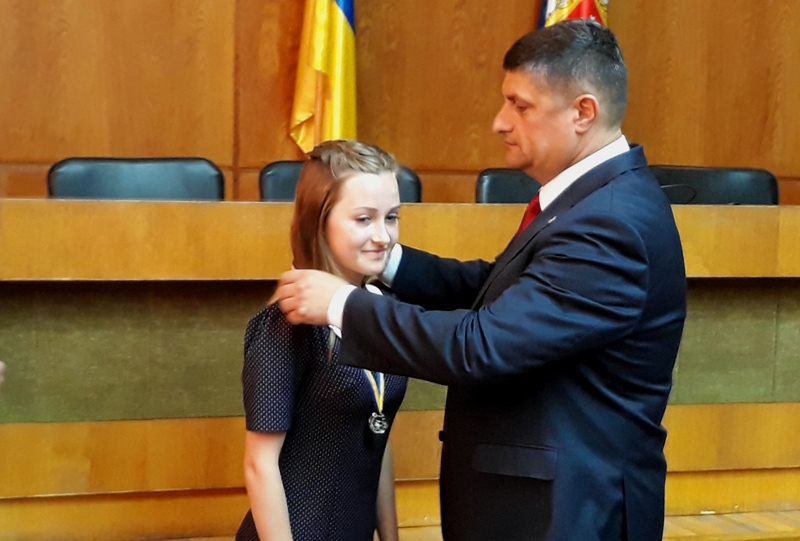 "Драгоценная" молодежь Измаила: городским выпускникам вручили медали