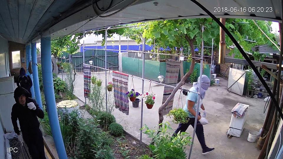В Измаильском районе грабители орудовали в частном доме, не зная, что их снимает камера наблюдения