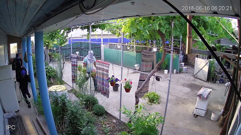 В Измаильском районе грабители орудовали в частном доме, не зная, что их снимает камера наблюдения.