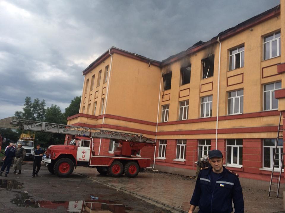 Из-за попадания молнии в Одесской области вспыхнул сильный пожар