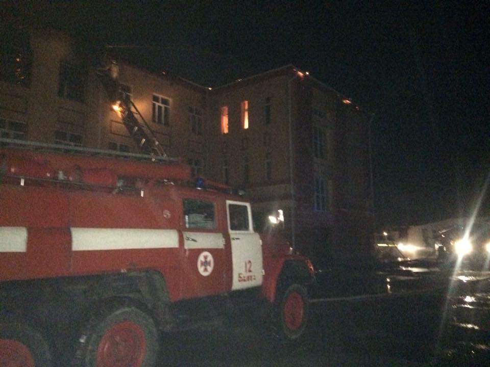 Из-за попадания молнии в Одесской области вспыхнул сильный пожар