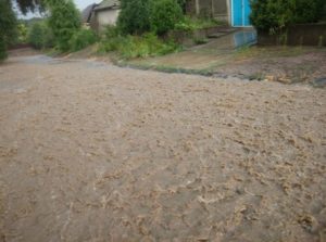 На Татарбунаре обрушился сильный ливень, который через полтора часа превратил улицы в бурные реки.
